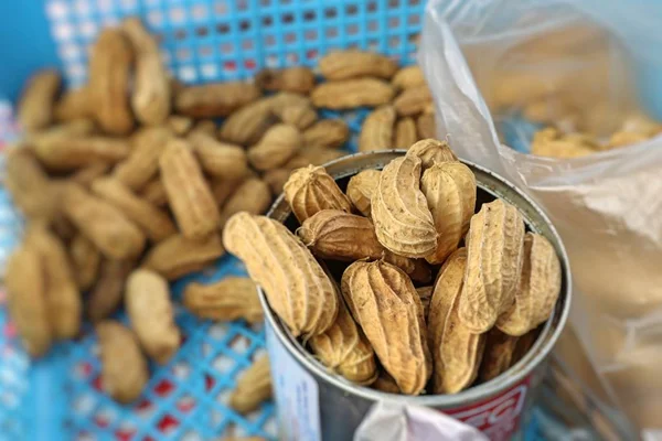 街头食品煮花生 免版税图库照片