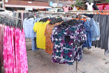 Shop giysiler için satış Market