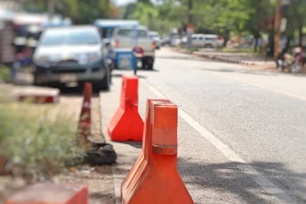 道路上のぼやけた車は — ストック写真