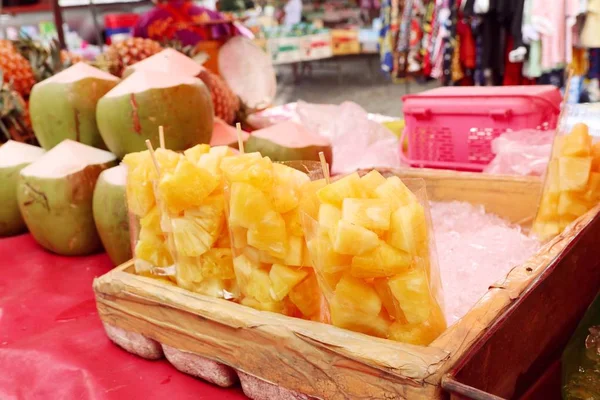 Frutta ananas sul cibo di strada — Foto Stock