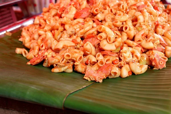 Pasta mit Wurst beim Streetfood — Stockfoto