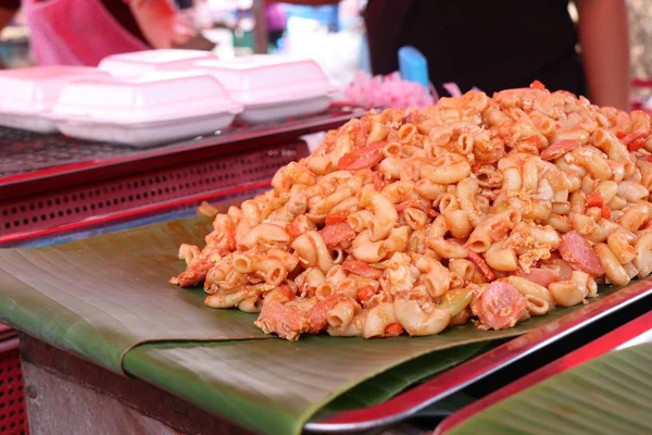 Pasta con salsiccia allo street food — Foto Stock