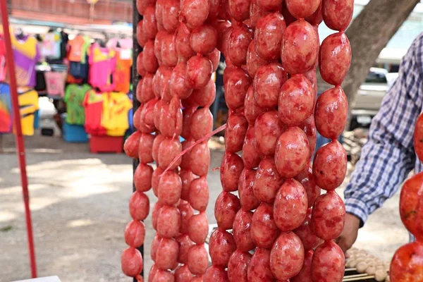 Gegrilde worstjes op straat eten — Stockfoto