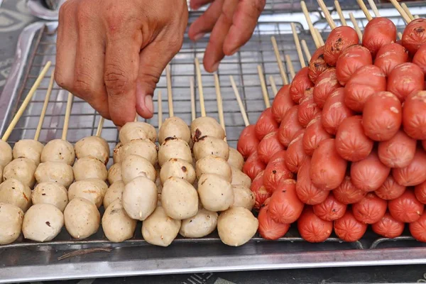 Almôndegas grelhadas e salsichas em comida de rua — Fotografia de Stock