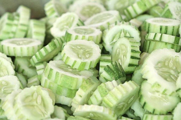 Свежий огурец за уличной едой
