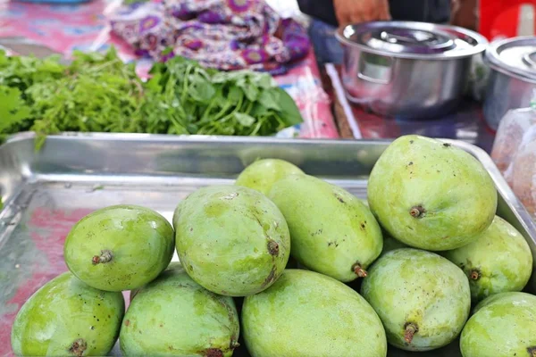 Fruta de mango en la comida callejera — Foto de Stock