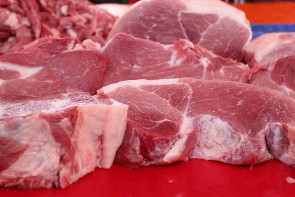 Vers varkensvlees in markt — Stockfoto