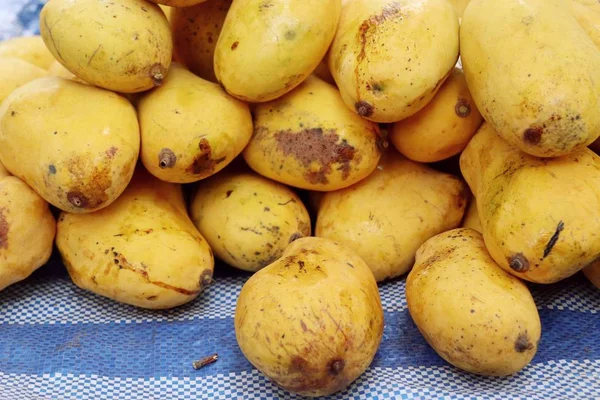 Fruta de mango en la comida callejera —  Fotos de Stock
