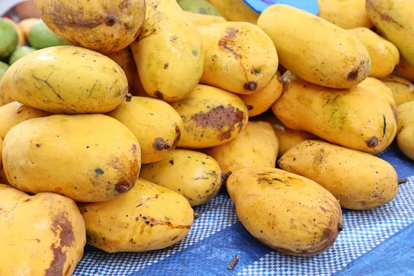 Fruta de mango en la comida callejera —  Fotos de Stock