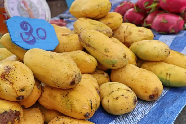 Fruta de mango en la comida callejera — Foto de Stock