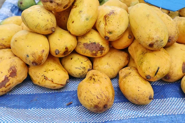 Fruta de mango en la comida callejera — Foto de Stock