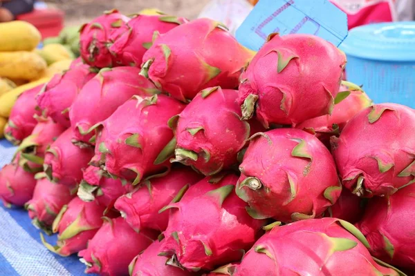 Dragon fruit op straat eten — Stockfoto