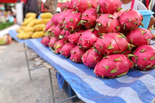 街头美食中的龙果 — 图库照片