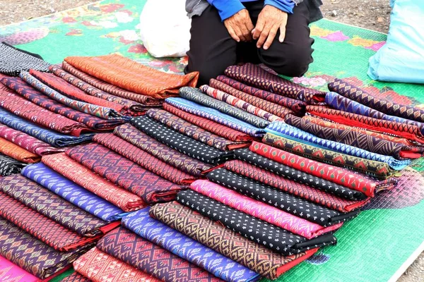 Ткань ручной работы на рынке — стоковое фото