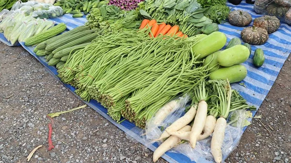 Tiendas de venta de verduras en el mercado — Foto de Stock