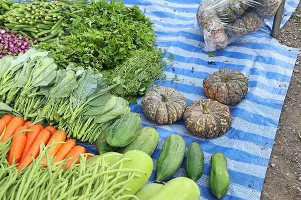 市場で野菜を販売するお店 — ストック写真