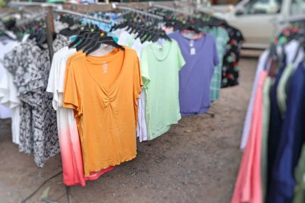 Comprar roupas para vendas no mercado — Fotografia de Stock