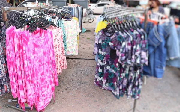 Comprar roupas para vendas no mercado — Fotografia de Stock