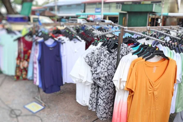 Shop kläder för försäljning på marknaden — Stockfoto