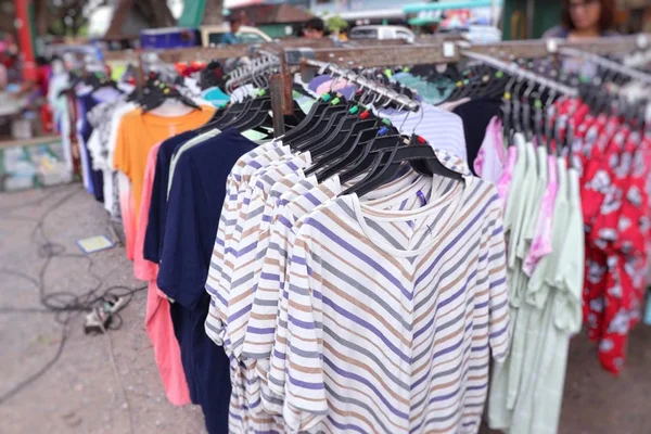 Shop kleding voor verkoop op de markt — Stockfoto