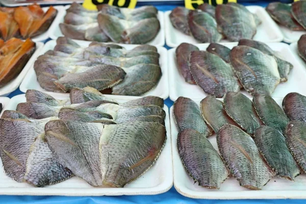 Sušené ryby na trhu — Stock fotografie