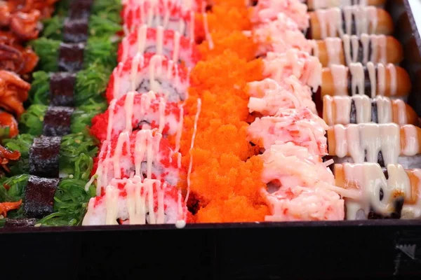 屋台でおいしい寿司 — ストック写真
