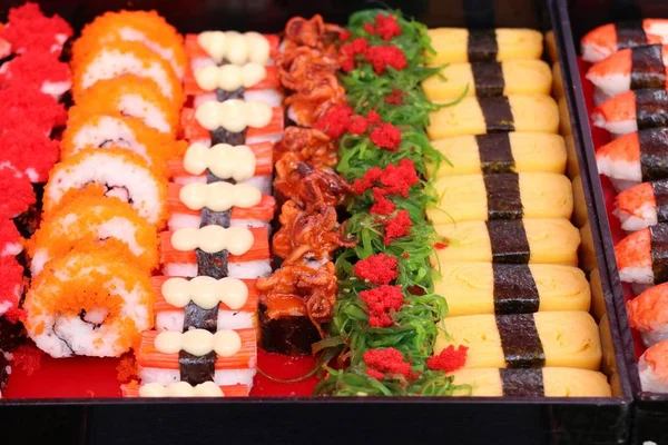 Välsmakande sushi på gata mat — Stockfoto