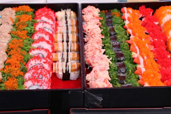 Sabroso sushi en la comida de la calle — Foto de Stock