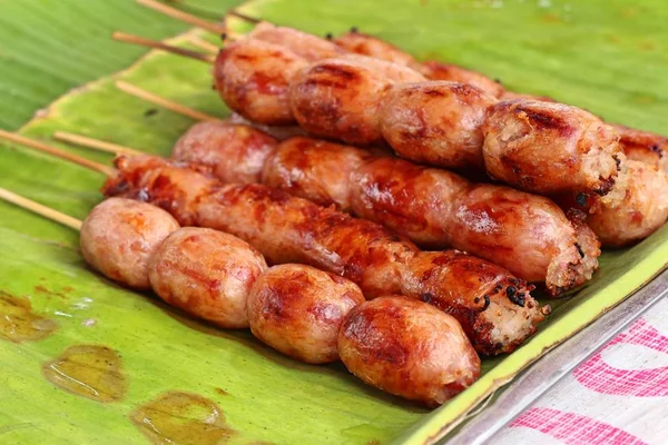 Embutidos a la parrilla en la comida callejera —  Fotos de Stock