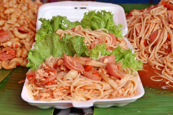 Los espaguetis sabrosos a la comida callejera — Foto de Stock