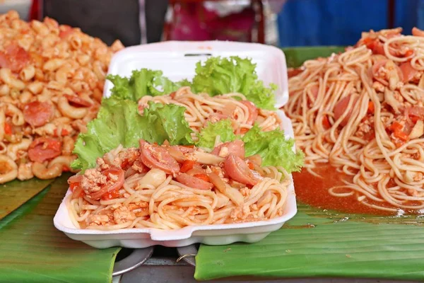 Los espaguetis sabrosos a la comida callejera — Foto de Stock