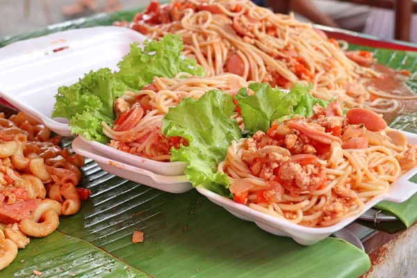 Los espaguetis sabrosos a la comida callejera — Foto de Stock