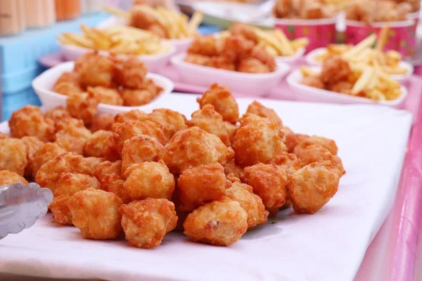 Nuggets fritos en la comida callejera —  Fotos de Stock