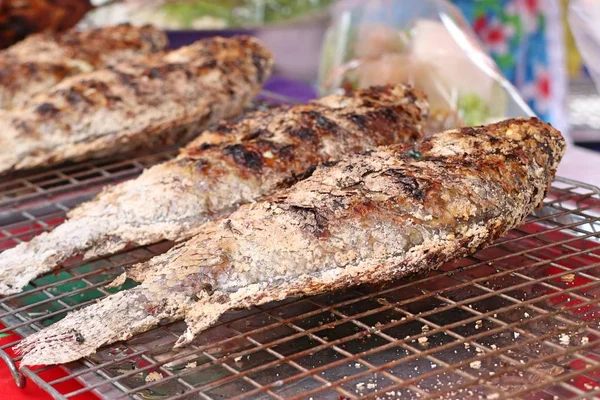 Ryby grilované sůl na pouliční stánky s jídlem — Stock fotografie
