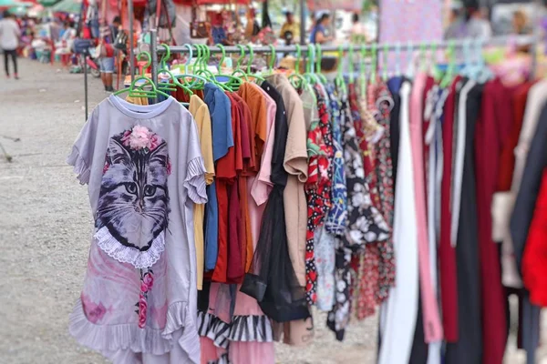 Kleidung für den Verkauf auf dem Markt einkaufen — Stockfoto