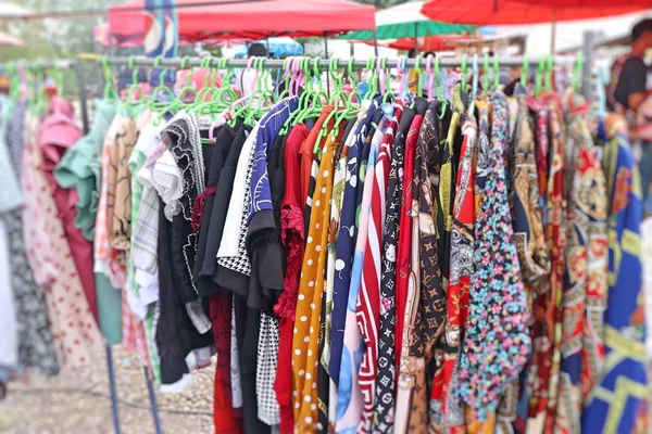 Ropa de tienda para las ventas en el mercado — Foto de Stock