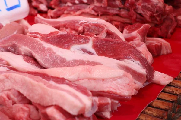 Frisches Schweinefleisch auf dem Markt lizenzfreie Stockfotos