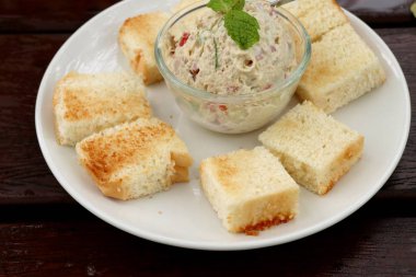 Ton balığı salatası ve ekmek tostu