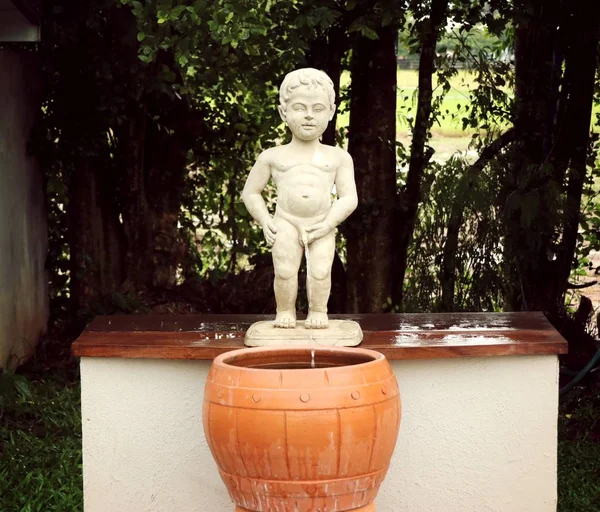 Άγαλμα διακόσμηση στον κήπο — Φωτογραφία Αρχείου
