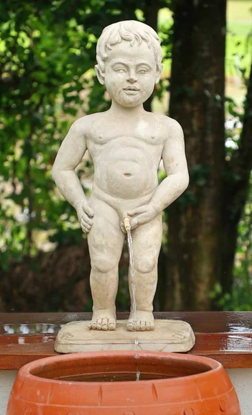 Statue schmückt den Garten — Stockfoto