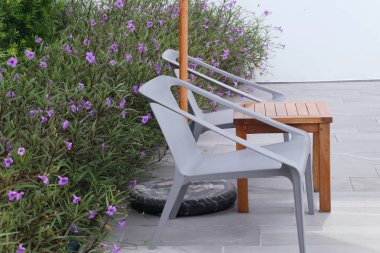 masa ve sandalyeler havuz