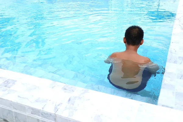 Junge schwimmt im Pool — Stockfoto