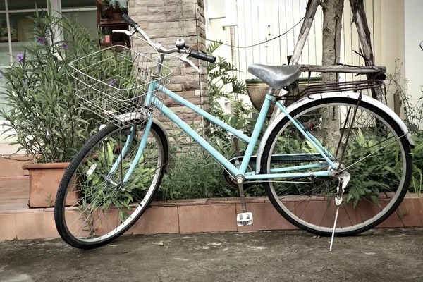 Vintage niebieski rower do dekoracji — Zdjęcie stockowe