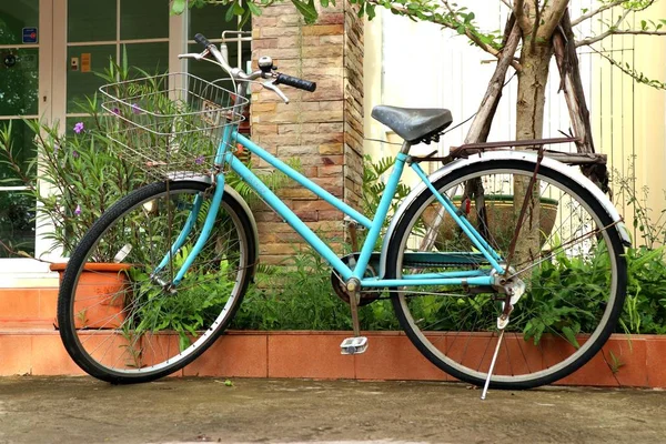 老式蓝色自行车，装饰用 — 图库照片