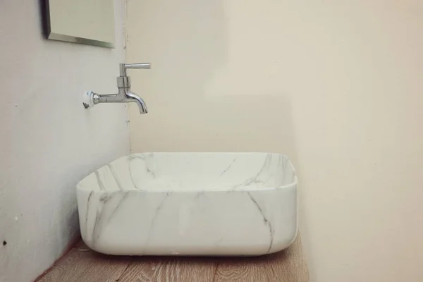 Мраморные раковины в ванной комнате — стоковое фото