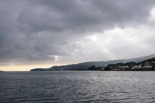 悪の土地と空の景色 ボートから ガリツィアのリア ポンテベドラ スペイン ヨーロッパ — ストック写真