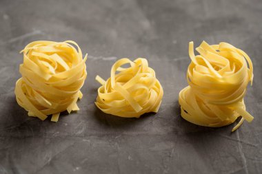 Gri bir yüzey üzerinde buğday unu yuvası