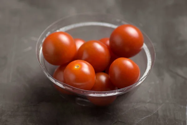 Tomates Cereja Uma Tigela Plástico Pequeno — Fotografia de Stock