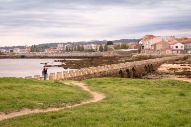 San Sadurnino adasının Puen 'i ve Cambados, Rias Bajas, Pontevedra, Galiçya, İspanya, Avrupa manzarası
