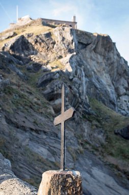 San Juan de Gaztelugatxe inzivasının demir haçı Bermeo, Biscay, Bask Ülkesi, İspanya, Avrupa 'da bir adada yer almaktadır.